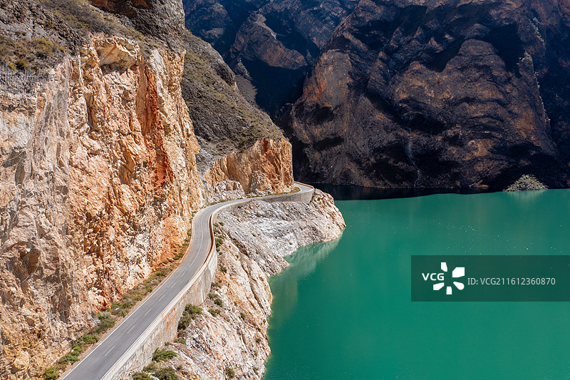 毛屋大峡谷位于四川省甘孜藏族自治州得荣县南部，地理坐标为核心区覆盖古学乡毛屋村至下拥村约18公里河道图片素材