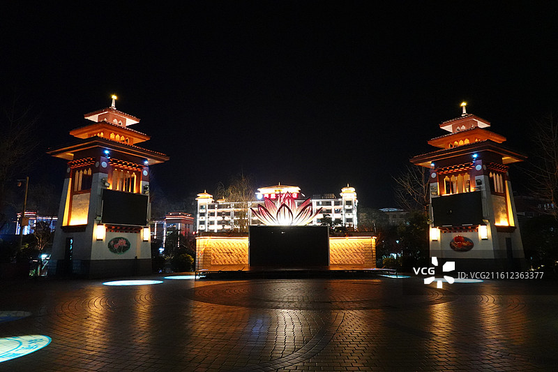 西藏林芝市墨脱县莲花圣地公园莲花湖夜景倒影图片素材