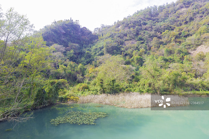 湖北省宜昌市，远安县鸣凤山明心潭，丹霞地貌，碧水，芦花白，国家4A级景区图片素材