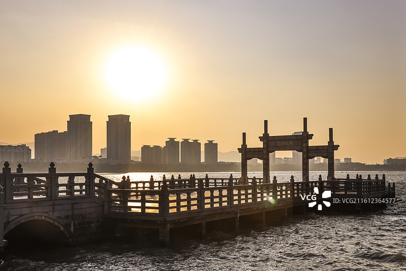 宜兴任公钓台湖边日出石牌坊景观图片素材