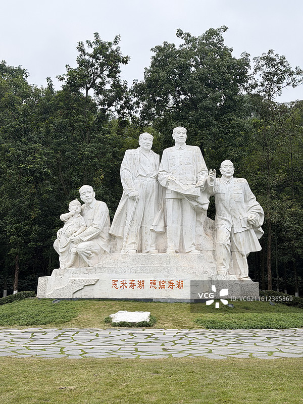 重庆长寿湖广场矗立的周恩来朱德等领袖群雕像图片素材