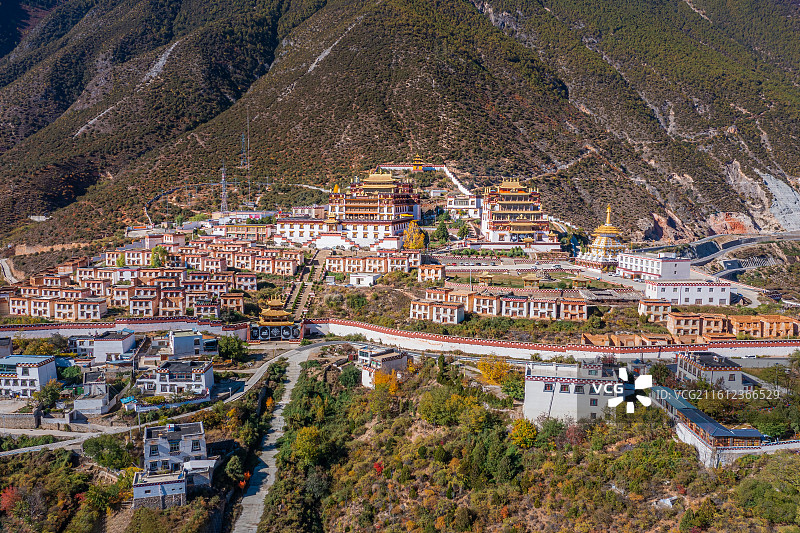 桑披岭寺（又称噶丹·桑披罗布岭寺）位于四川省甘孜藏族自治州乡城县巴姆山麓，是西藏噶丹寺的属寺之一图片素材