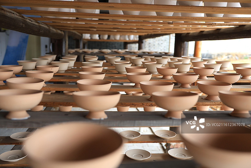 陶瓷作坊里正在晒坯的陶瓷制品图片素材