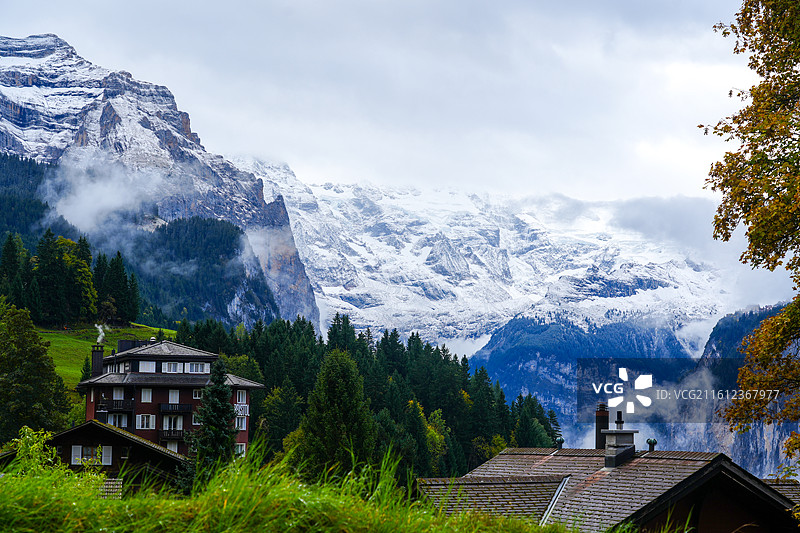瑞士温根小镇的雪山自然风光图片素材