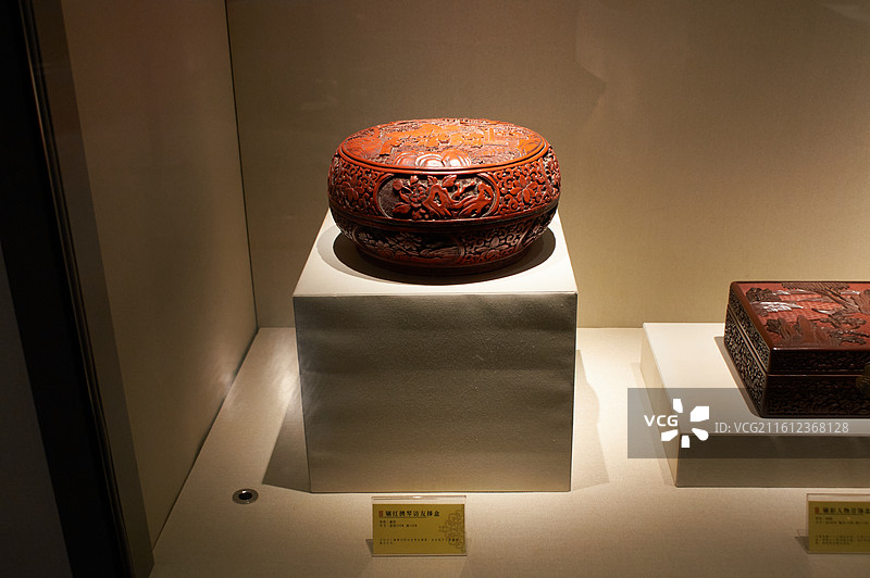 清代剔红携琴访友捧盒，华夏漆器博物馆，沈阳城市旅游景点，文物古玩收藏艺术图片素材