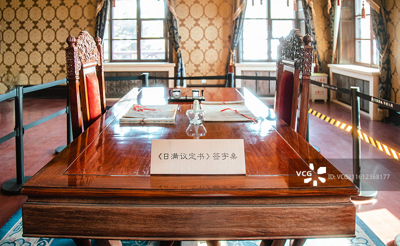 吉林长春伪满皇宫博物院勤民楼《日满议定书》签字桌图片素材