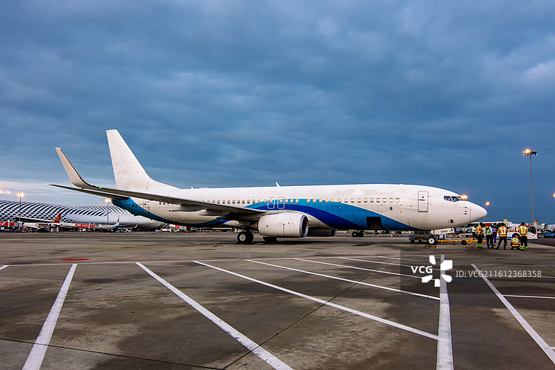 机场跑道上的飞机图片素材