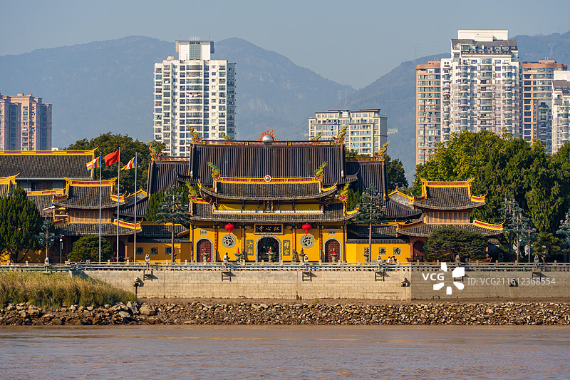 浙江省温州市江心屿的江心寺和背景的现代高层住宅建筑，展现出江心屿“闹中取静、古今交融”的独特景致图片素材