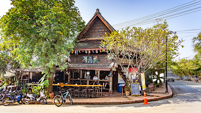 老挝琅勃拉邦街头的咖啡馆图片素材