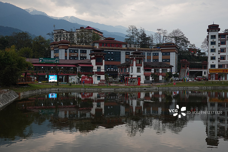西藏林芝市墨脱县莲花圣地公园莲花湖倒影图片素材
