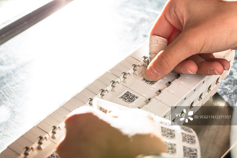 工人手工贴附断路器标识图片素材