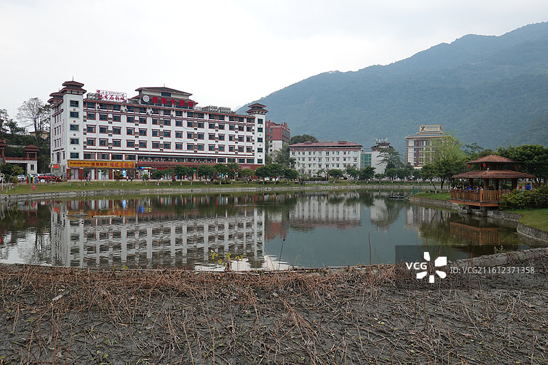 西藏林芝市墨脱县莲花圣地公园莲花湖倒影图片素材