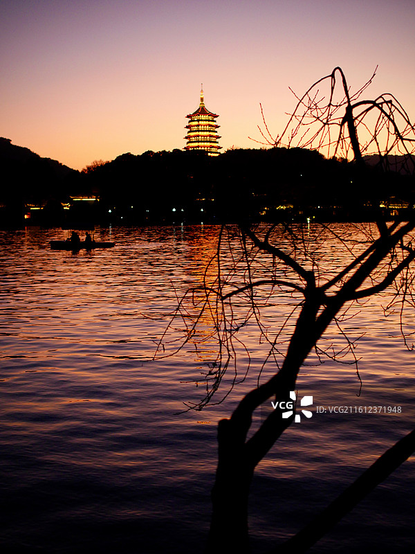 杭州西湖雷峰夕照下泛舟图片素材