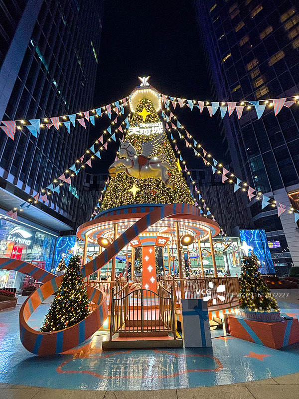 夜晚灯光下的圣诞节装饰的低角度视图图片素材