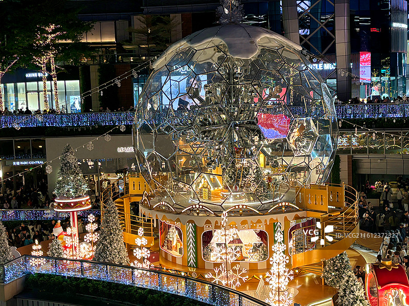 夜晚灯光下的圣诞节装饰的低角度视图图片素材