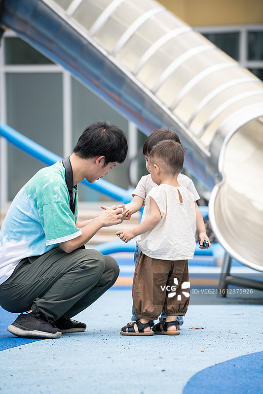 在小区玩耍的小朋友图片素材
