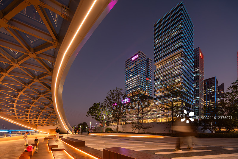 琶洲人行桥上的城市风景图片素材