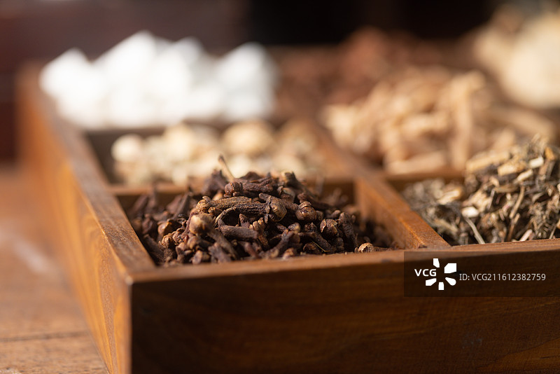 长方形12格木格子里的中药材图片素材