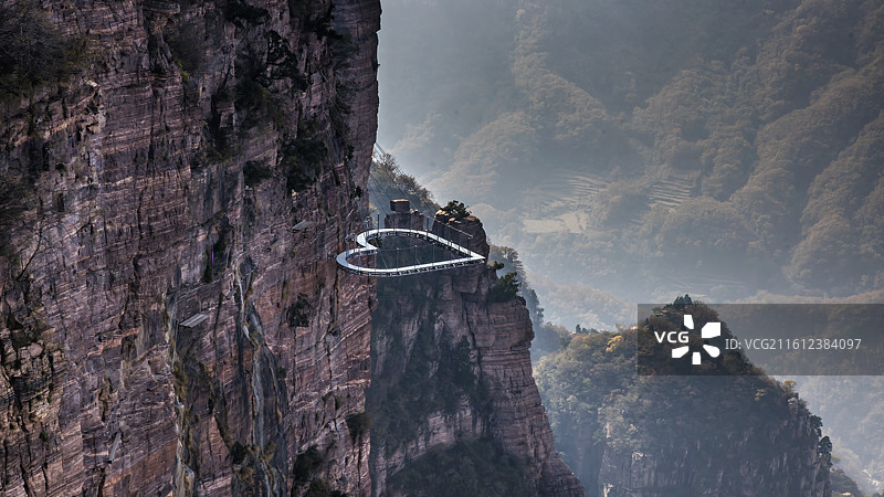 天界山景区集奇、雄、绝、特、怪于一体，拥有‌老爷顶（铁顶）‌、‌云峰画廊‌、‌龙吟峡‌、‌十字岭‌等图片素材