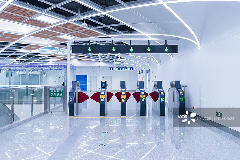 北京地铁18号线 回龙观西大街 站台检票闸机图片素材