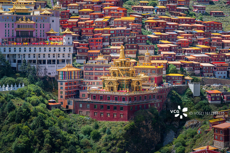 噶陀寺位于中国四川省甘孜藏族自治州白玉县河坡区白龙沟的多尼山山腰，海拔约4800米图片素材
