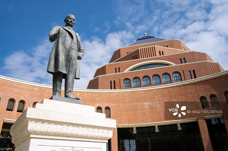 中国广东中山大学深圳校区校园风光，图书馆孙中山先生铜像图片素材