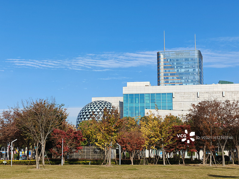 蓝天映衬下的城市建筑景观，上海市奉贤区南桥镇，奉贤新城，百联南方购物中心商圈图片素材