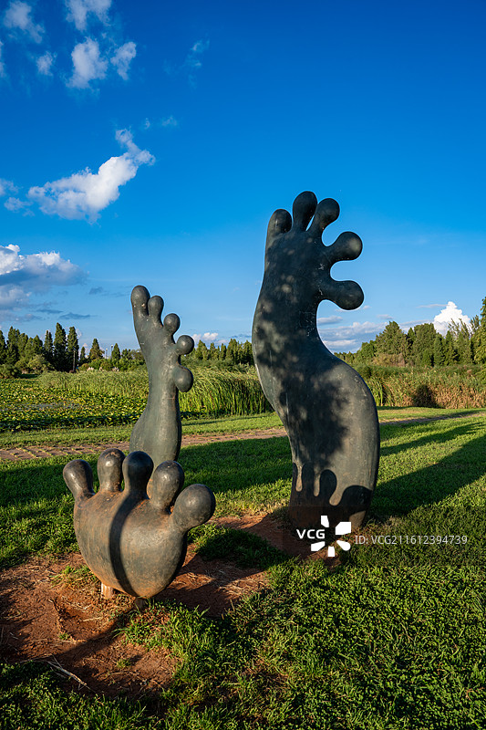 昆明滇池 宝丰湿地公园 大脚趾雕塑图片素材