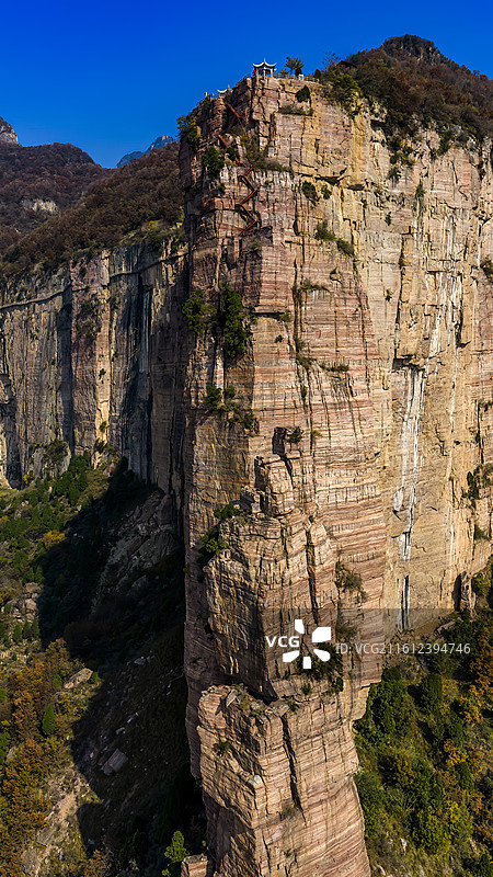 天界山景区集奇、雄、绝、特、怪于一体，拥有‌老爷顶（铁顶）‌、‌云峰画廊‌、‌龙吟峡‌、‌十字岭‌等图片素材