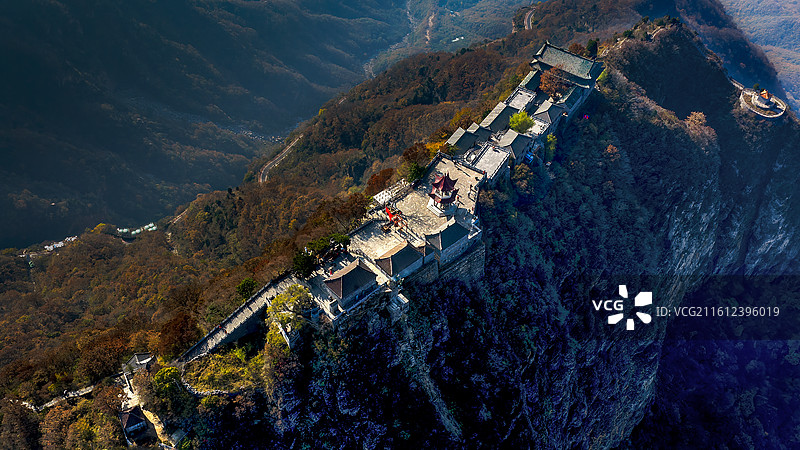 天界山景区集奇、雄、绝、特、怪于一体，拥有‌老爷顶（铁顶）‌、‌云峰画廊‌、‌龙吟峡‌、‌十字岭‌等图片素材