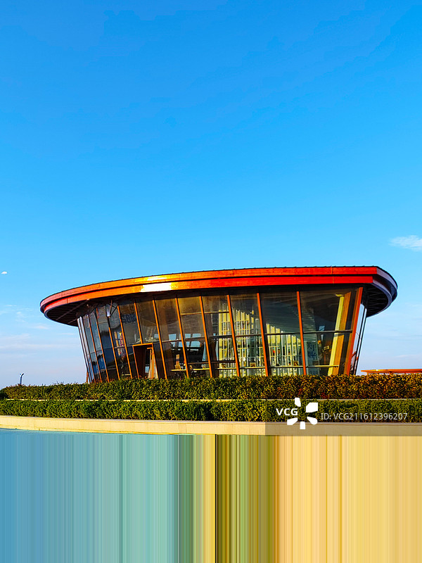 蓝天下的现代建筑图片素材