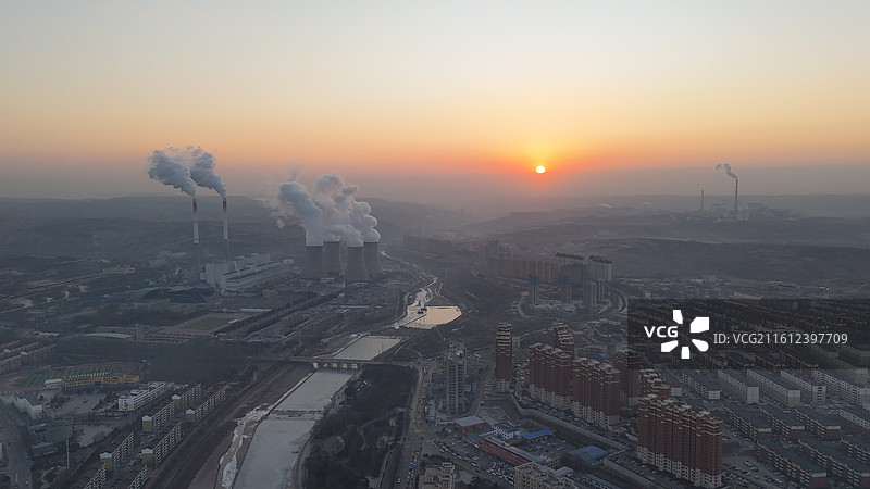 准格尔旗日出时分的发电厂图片素材