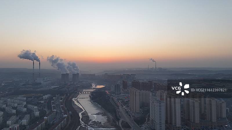 准格尔旗日出时分的发电厂图片素材