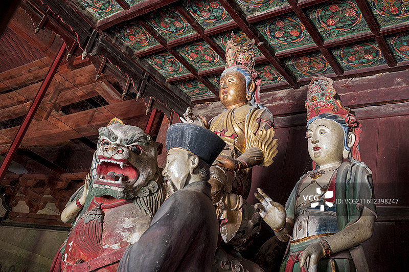 山西省忻州市五台县佛光寺风光——金代建筑文殊殿金代彩塑文殊、青狮与胁侍群像图片素材