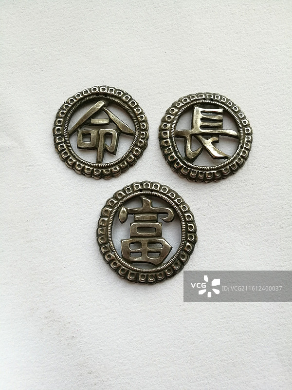 老银首饰品。坐莲童子。古代纹饰刀剑耳坠人物文字老物件图片素材