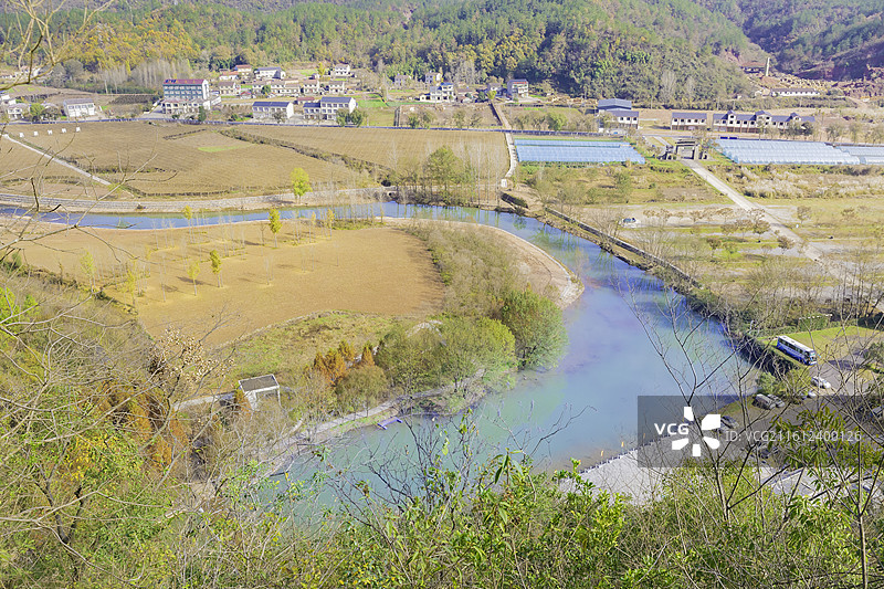湖北省襄阳市：南漳县春秋寨茅坪河大转弯 ，国家4A几景区，碧绿的河水，彩林图片素材