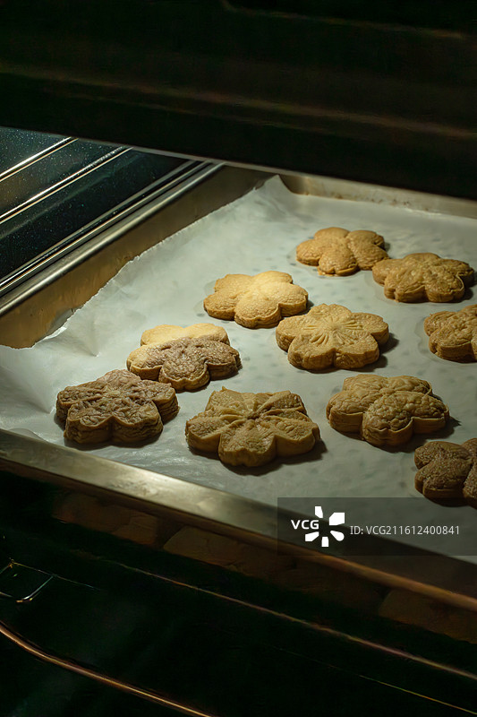 烤箱里在烘烤的曲奇饼干图片素材