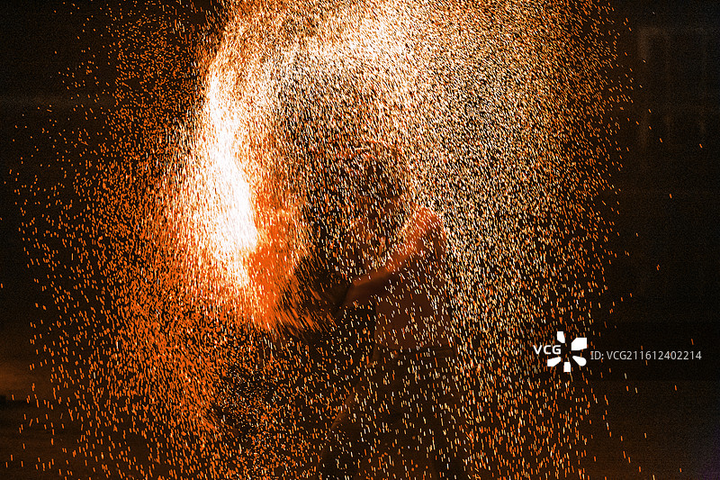 马来西亚沙巴州亚庇海滩的火壶表演艺人图片素材