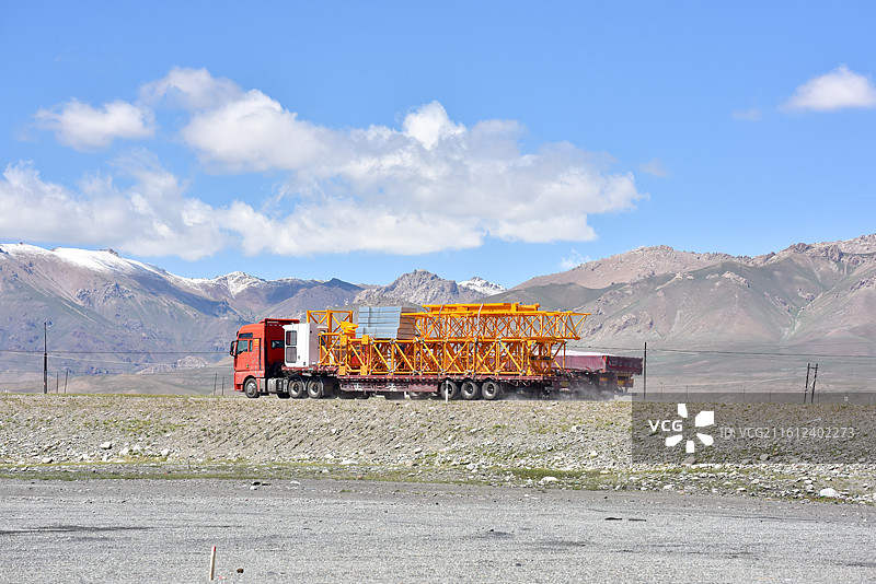 运输车在高原地带行驶图片素材