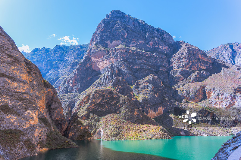 毛屋大峡谷位于四川省甘孜藏族自治州得荣县南部，地理坐标为核心区覆盖古学乡毛屋村至下拥村约18公里河道图片素材