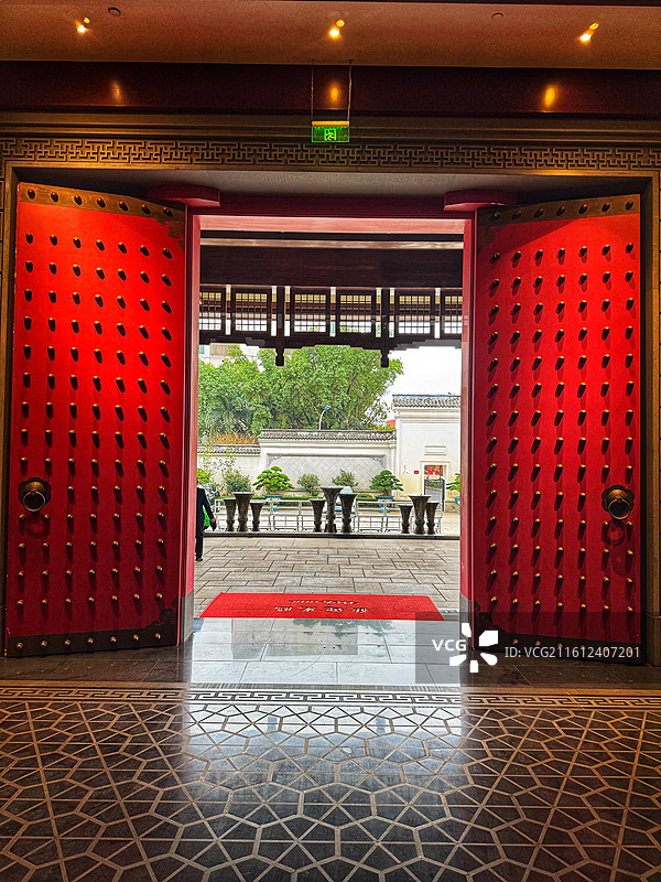 永华艺术馆朱漆大门图片素材