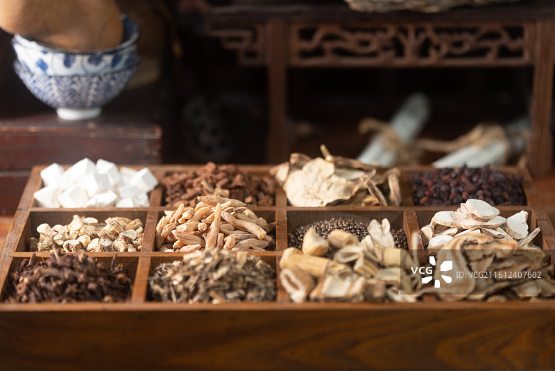 长方形12格木格子里的中药材图片素材