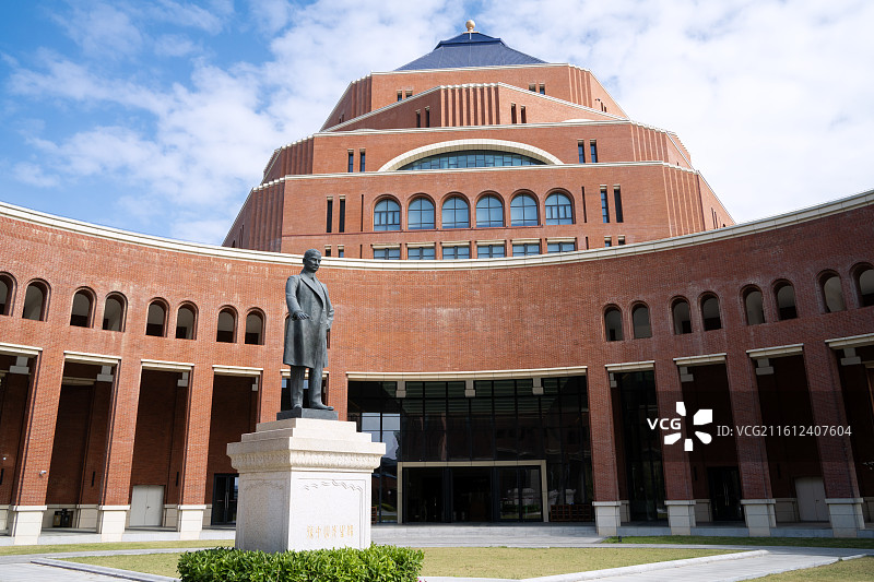 中国广东中山大学深圳校区校园风光，标志性建筑图书馆及孙中山先生铜像图片素材