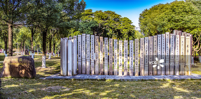 福州大学校园里伫立的独特的中国古代竹简书卷造型的花岗岩大学书简雕塑正视图图片素材