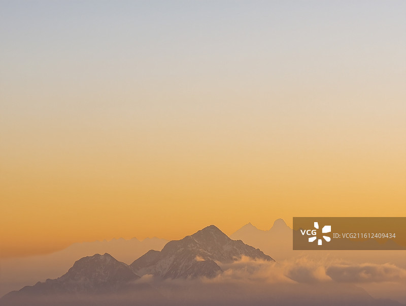 牛背山山顶观景平台：晚霞、云海、贡嘎雪山图片素材