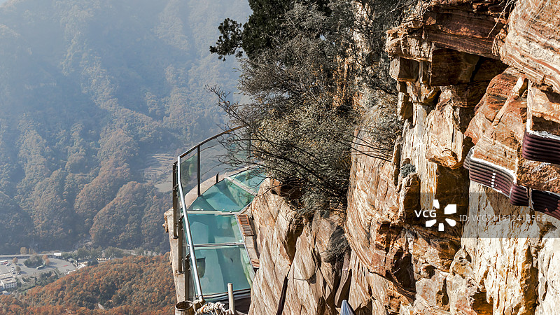 天界山景区集奇、雄、绝、特、怪于一体，拥有‌老爷顶（铁顶）‌、‌云峰画廊‌、‌龙吟峡‌、‌十字岭‌等图片素材