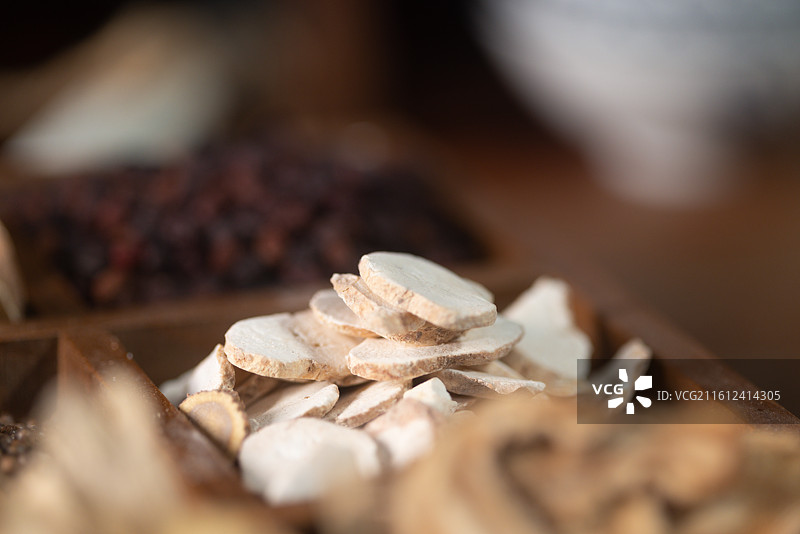 长方形12格木格子里的中药材图片素材