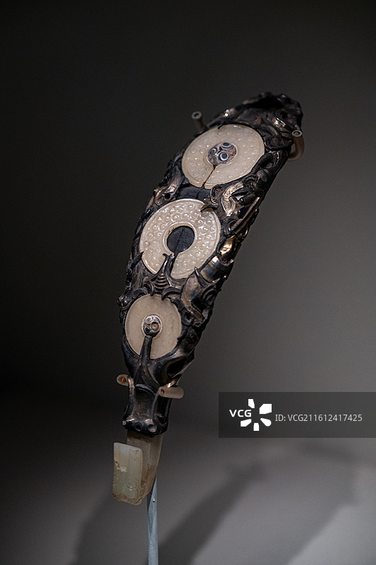 国家博物馆 战国 魏 鎏金嵌玉镶琉璃银带钩 1951年河南辉县出土 禁止出境文物图片素材