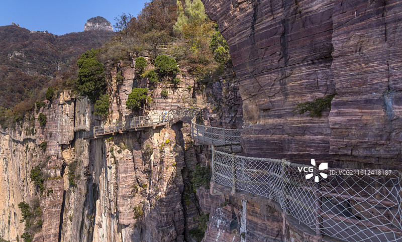 天界山景区集奇、雄、绝、特、怪于一体，拥有‌老爷顶（铁顶）‌、‌云峰画廊‌、‌龙吟峡‌、‌十字岭‌等图片素材
