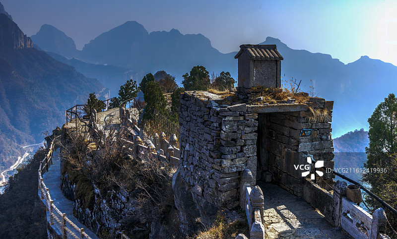 天界山景区集奇、雄、绝、特、怪于一体，拥有‌老爷顶（铁顶）‌、‌云峰画廊‌、‌龙吟峡‌、‌十字岭‌等图片素材